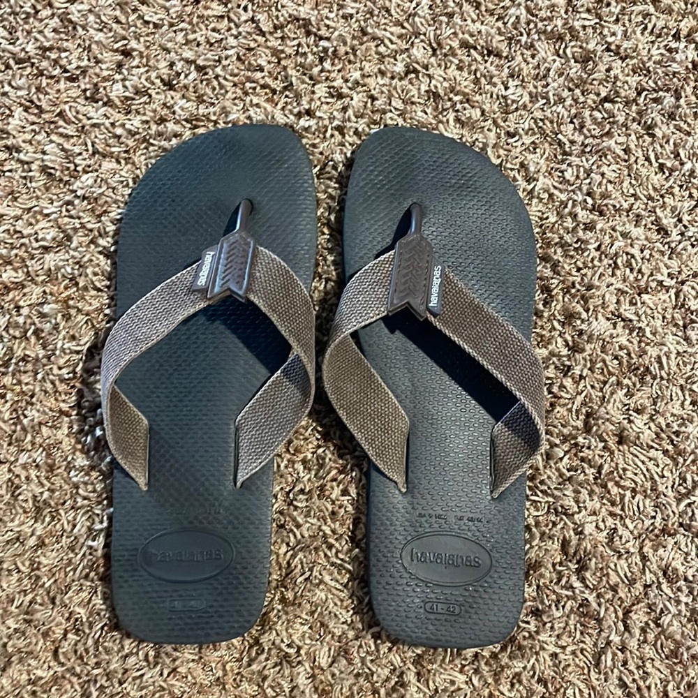 Men’s Havaianas flip flops.  Like new condition size 9/10